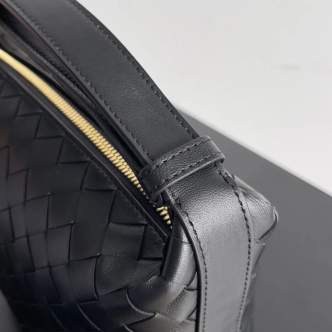 Batch 1860 predicts that BV Bottega will be popular again this year🔥 A lunch bag. The entire bag is made of top nappa, which is very soft and lightweight. It also uses the intrecciato weaving process that the two founders spent several months developing from the beginning of the brand. It is completely hand-woven by Italian craftsmen. It perfectly reflects the craftsmanship of Bottega. The entire bag shape is also a very practical and popular lunch box bag shape. The slightly curved arc of the bag mouth can also better fit our wrists. Style number: 754443 Size: 22*13*9